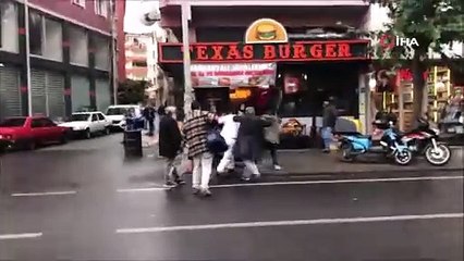 Sokak ortasında bastonlu dayak! O anlar kamerada