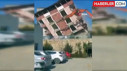 Antakya'da 5 Katlı Bina İş Makinesiyle Yıkıldı