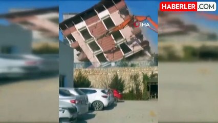 Antakya'da 5 Katlı Bina İş Makinesiyle Yıkıldı