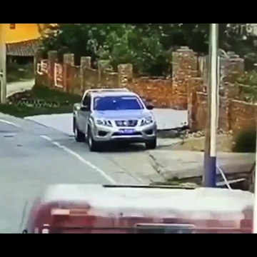 Ce conducteur a à la fois beaucoup de chance de s'en sortir mais vraiment pas de chance... 2 fois