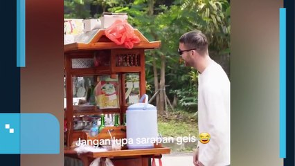 Momen Maarten Paes Nyobain Jajanan Indonesia, dari Bubur Ayam Hingga Bakso