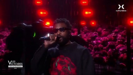 Angèle et Damso chantent "Démons" en live