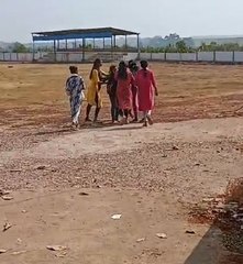 छात्राओं के बीच जमकर चले लात-घूसे