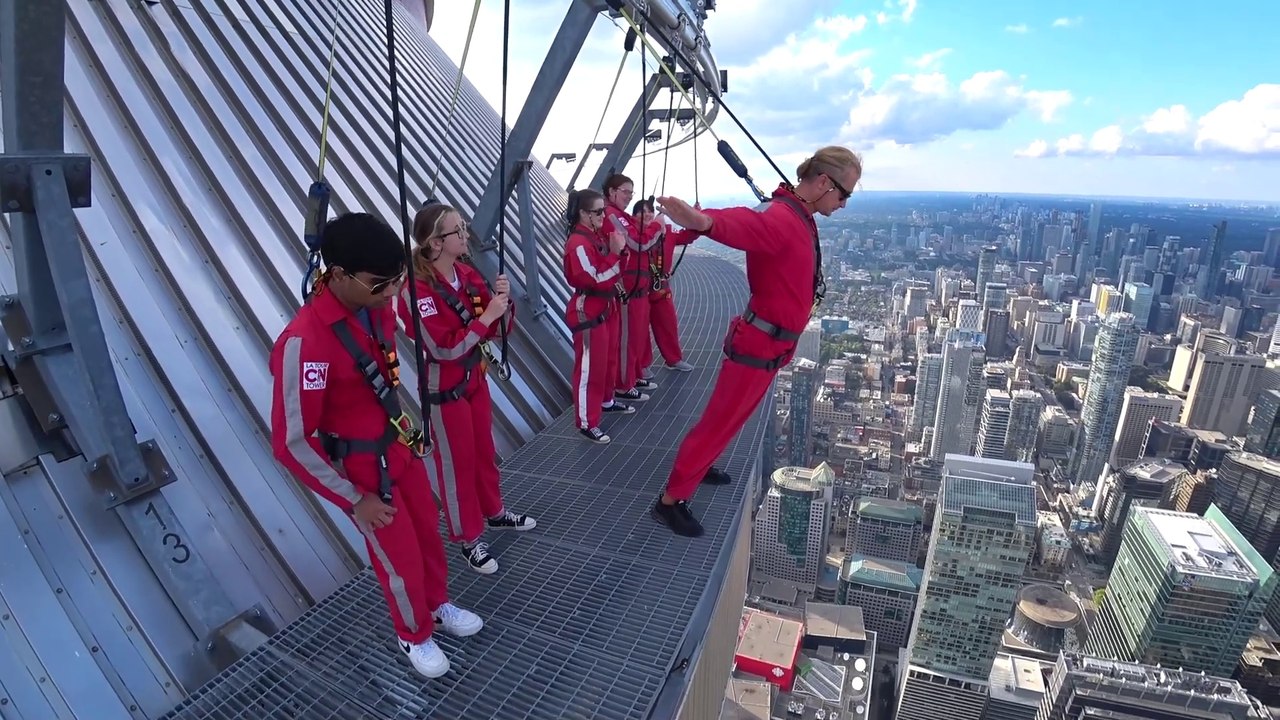 🇨🇦 OMG! I Walked On the Edge of a 553m Tower in Toronto – INSANE Experience!