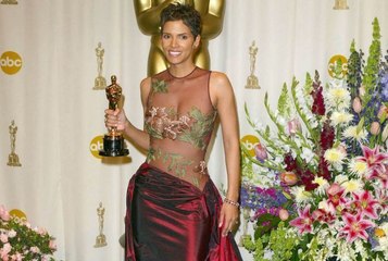 Halle Berry fait sensation en apparaissant avec sa robe mythique portée lors des Oscars 2002