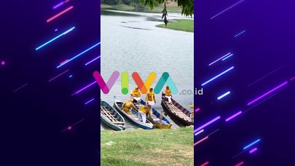 Kocak! Seorang Ibu-ibu Lakukan Atraksi di Perahu Kayu