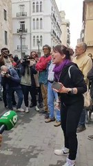 Dona protesta a l'exterior de les Corts, abans de la compareixença de Mazón