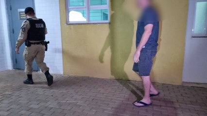 Homem joga copo contra companheira durante discussão e é detido pela Polícia Militar