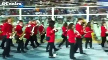 La banda intona l'inno del Pescara