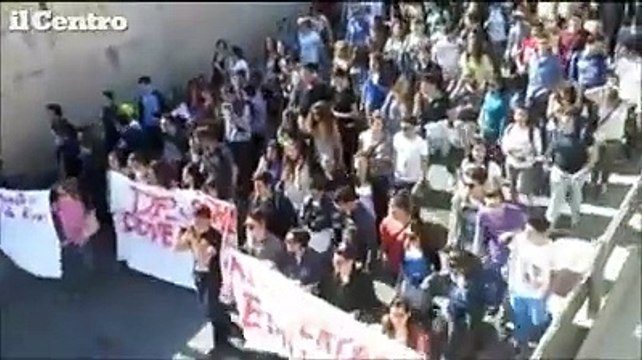 Avezzano, 1.500 studenti in piazza: ridateci il liceo Pollione