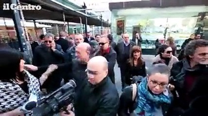 Pescara, chiude "Il Tempo": protesta con una bara fatta di giornali