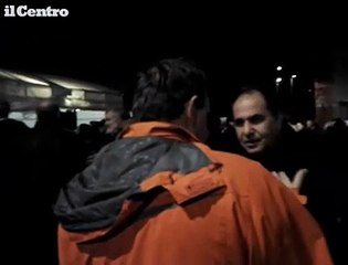 L'Aquila, centinaia chiedono al sindaco di restare