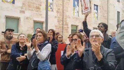 Protestes davant les Corts per a demanar la dimissió de Mazón