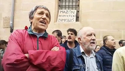 "Aquest govern no ens representa": protestes davant les Corts per a demanar la dimissió de Mazón