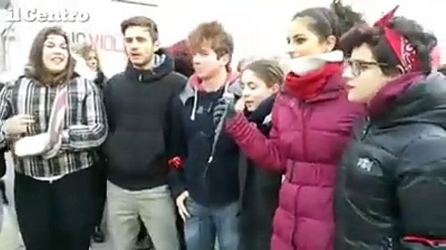 No al femminicidio, 1.600 studenti manifestano ad Avezzano