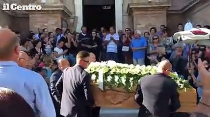 Torano, palloncini bianchi e applausi per il giovane morto in auto