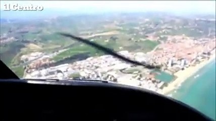 Volo acrobatico con gli studenti sui cieli di Pescara