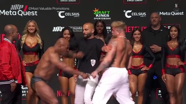 Poids lourds - Mike Tyson gifle Jake Paul !