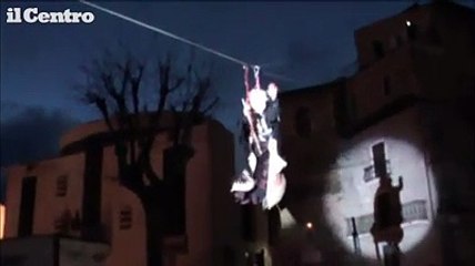 La "Befana dal cielo" incantai bimbi di Celano