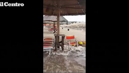 La mareggiata sulla spiaggia di Pescara Nord