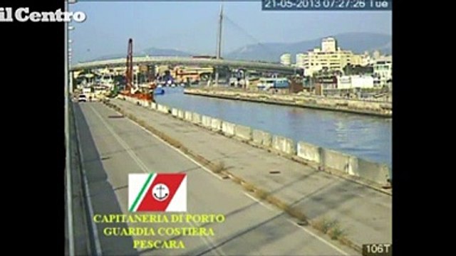 Pescara, draga urta il ponte del mare: ecco l'impatto
