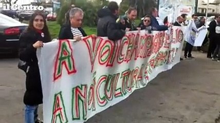 No al petrolio, la protesta durante la convention di Confindustria Abruzzo
