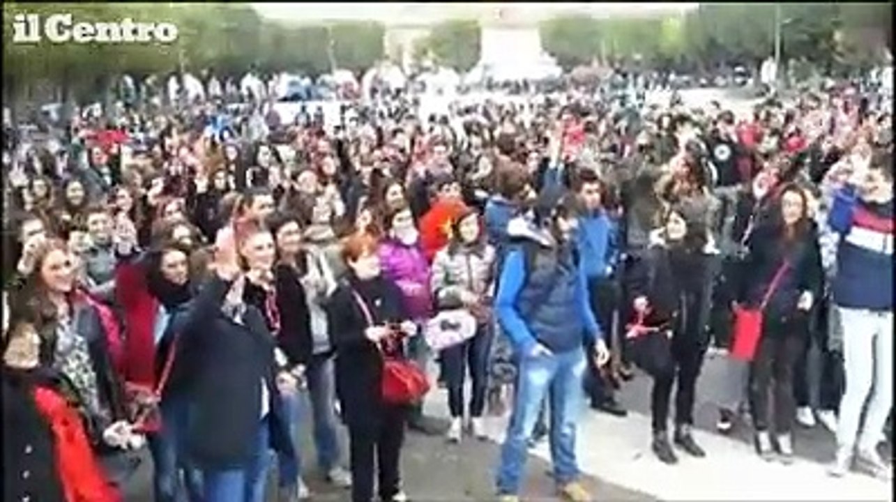No al femminicidio, corteo e flah mob degli studenti ad Avezzano