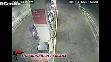 Pescara, moto prende fuoco e distrugge autolavaggio