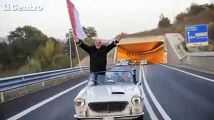 Teramo, Brucchi festeggia su una cabrio l'inaugurazione del Lotto Zero