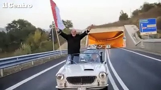 Teramo, Brucchi festeggia su una cabrio l'inaugurazione del Lotto Zero