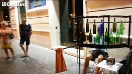 Pescara, il musicista delle bottiglie suona i successi senza tempo