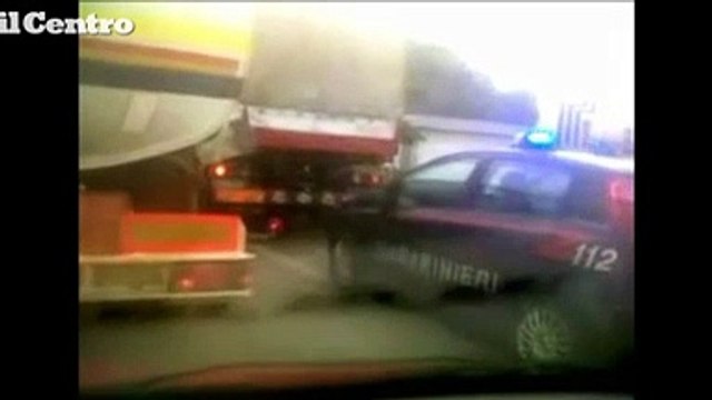 Tir travolge un'auto nella rotonda di Mosciano