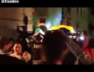 Adunata, canti e balli tra i palazzi sfasciati del centro storico