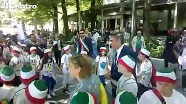 Energiochi, tremila ragazzi a Chieti. E D'Alfonso fa il girotondo coi bambini