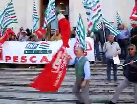 Pescara, presidio dei sindacati in Comune contro l'aumento delle tasse