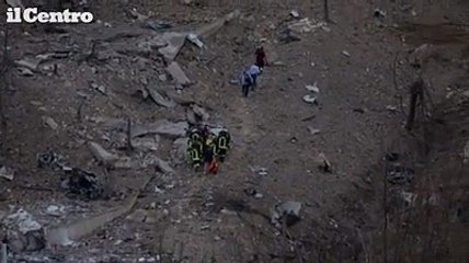 Artificieri e vigili del fuoco recuperano i corpi dei Di Giacomo