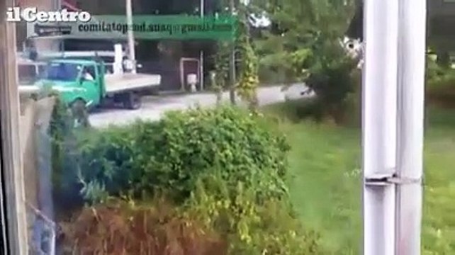 Abruzzo, il passaggio a livello si alza mentre passa il treno dei pendolari