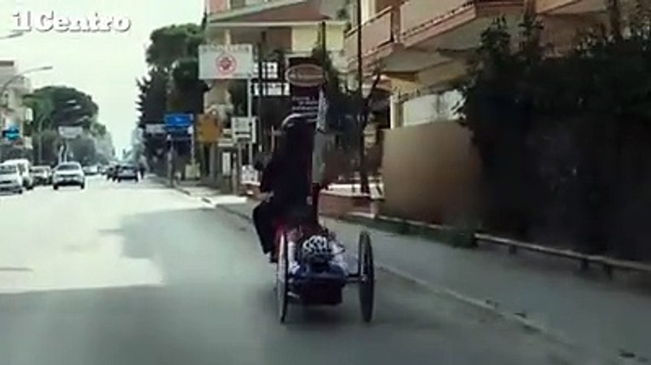 Alex Zanardi si allena sulla statale Adriatica