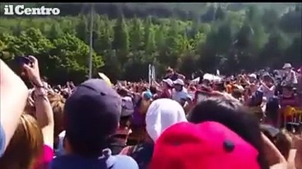 Il Papa in Molise, l'abbraccio dei giovani a Francesco