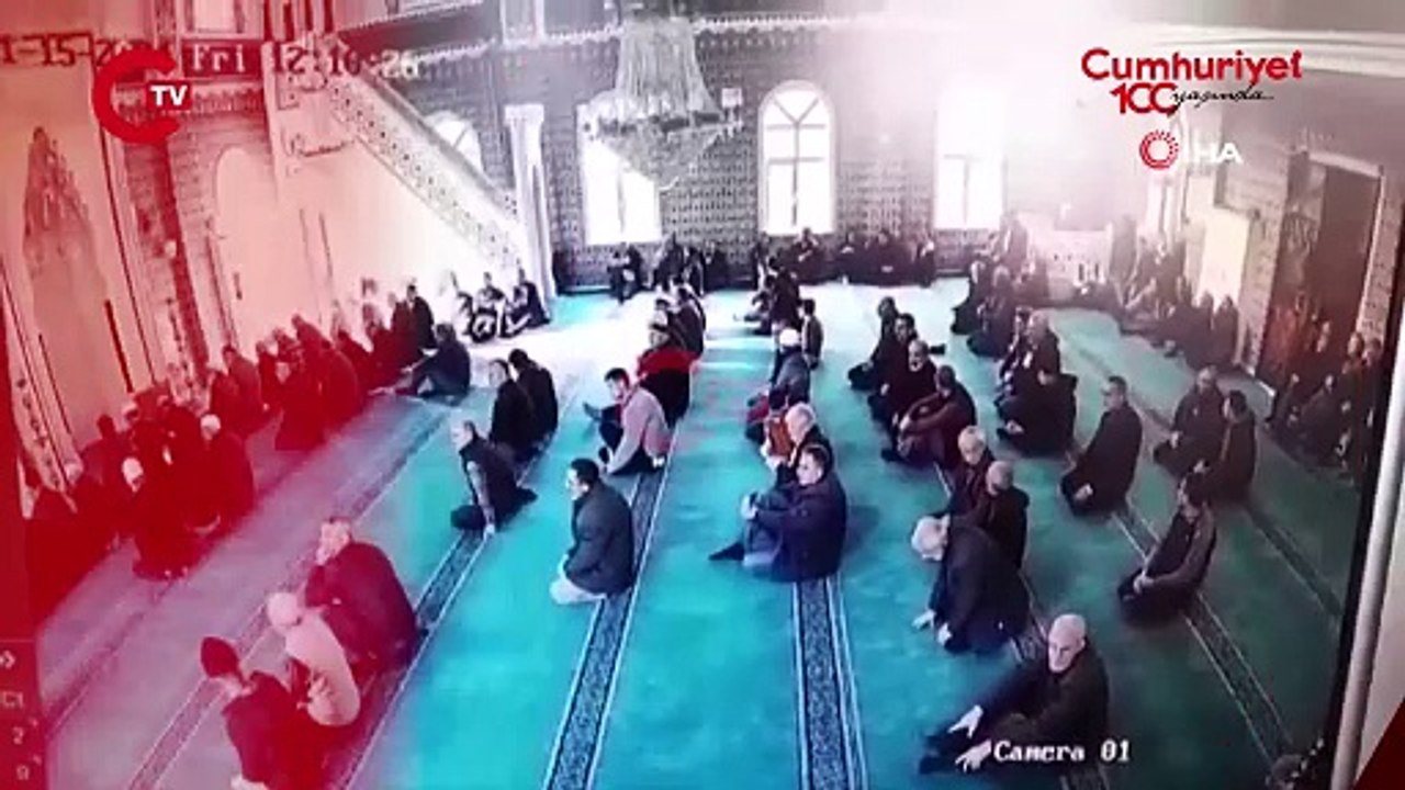 Rize'nin Hemşin ilçesinde meydana gelen 4.7 büyüklüğündeki deprem anında camide bulunan vatandaşların yaşadığı panik anları kameraya böyle yansıdı.