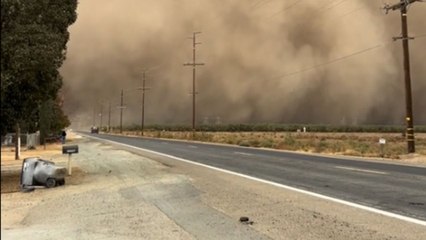 Massive dust storm engulfs Porterville, transforming the landscape instantly