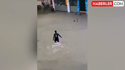 Kahraman adam, sel sularına kapılan yaşlı kadını kurtardı