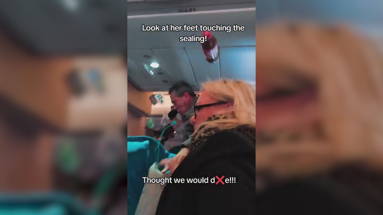 Captan una turbulencia extrema dentro de un avión: las personas salen volando y el avión da media vuelta a la fuerza
