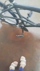“Tengo que ir a la universidad”: La escandalosa reacción de una joven al ver un ratón en su bicicleta 