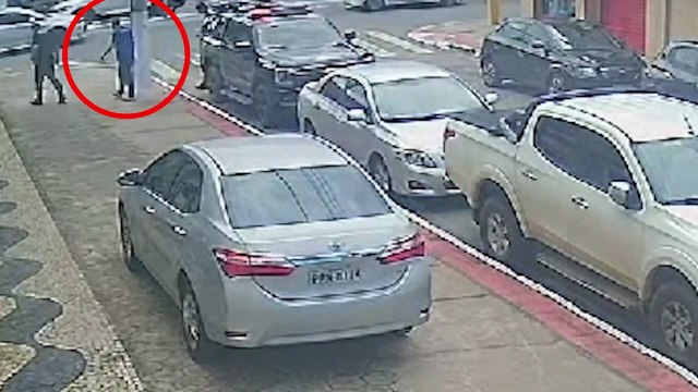 Almoço Vip! Detento é flagrado almoçando com policiais sem algemas em shopping