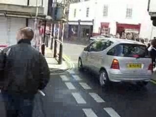 fou rire dans les rue d'angleterre