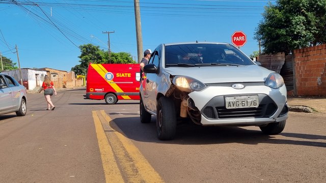Jovem fica ferido após acidente entre carro e moto no Interlagos