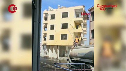 Yer Malatya... Ağır hasarlı bina tazyikli su sıkılırken yıkıldı