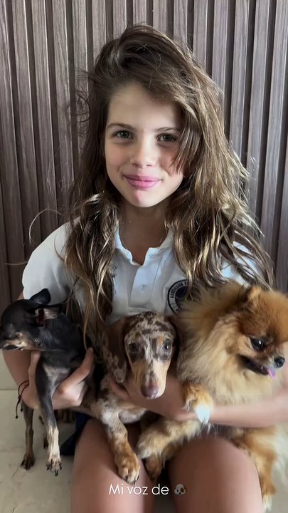 Francesca Icardi con los perritos que Mauro Icardi les trajo desde Turquía