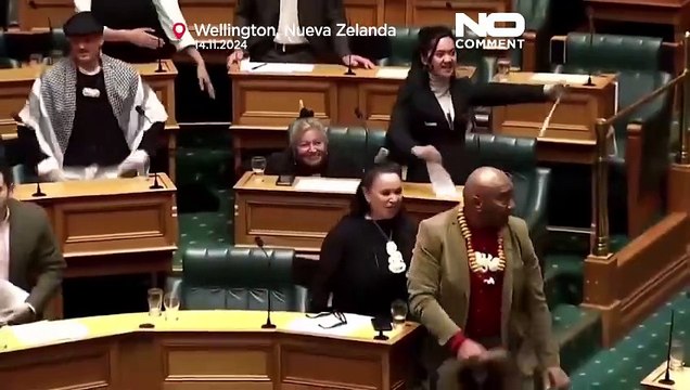 NO COMMENT: Dos políticos maoríes expulsados del Parlamento en Nueva Zelanda tras bailar una 'haka'